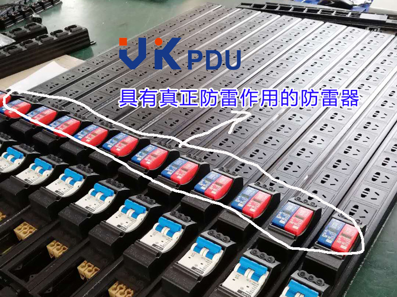 雷雨季節(jié)可選唯恪機柜PDU防雷插座